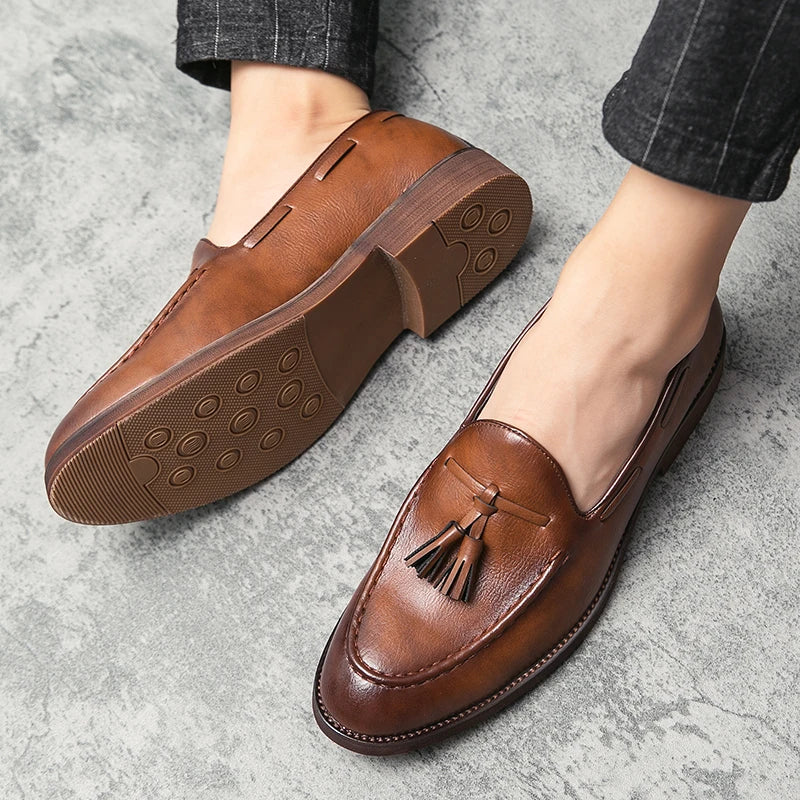 New High Quality Pointed Casual Leather Shoes Men's Wedding Shoes Bullock Fringe A Slip-On Beef Sole Stylist Fashion Shoes