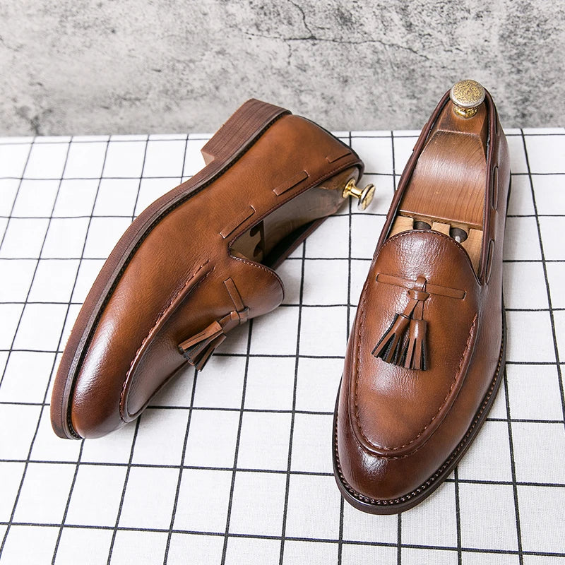 New High Quality Pointed Casual Leather Shoes Men's Wedding Shoes Bullock Fringe A Slip-On Beef Sole Stylist Fashion Shoes