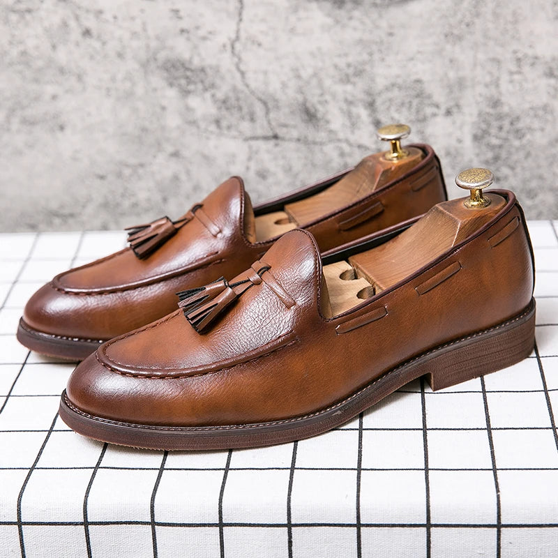New High Quality Pointed Casual Leather Shoes Men's Wedding Shoes Bullock Fringe A Slip-On Beef Sole Stylist Fashion Shoes