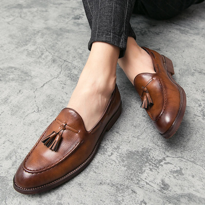 New High Quality Pointed Casual Leather Shoes Men's Wedding Shoes Bullock Fringe A Slip-On Beef Sole Stylist Fashion Shoes