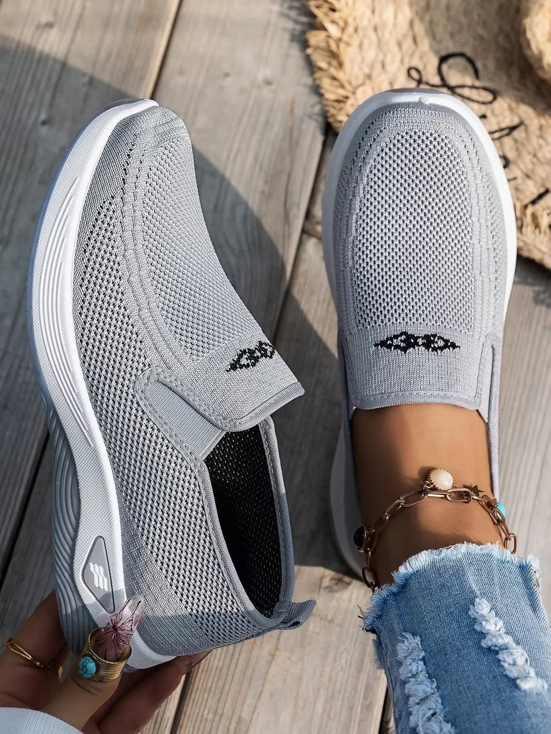 Women's Lightweight Casual Breathable Mesh Walking Shoes for All-Day Comfort.