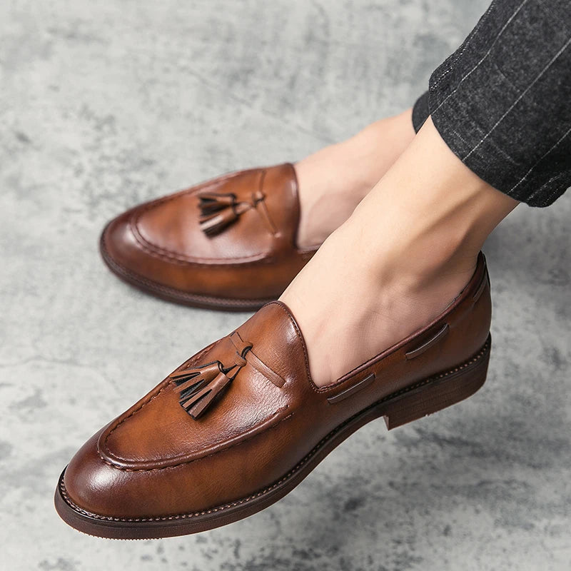 New High Quality Pointed Casual Leather Shoes Men's Wedding Shoes Bullock Fringe A Slip-On Beef Sole Stylist Fashion Shoes
